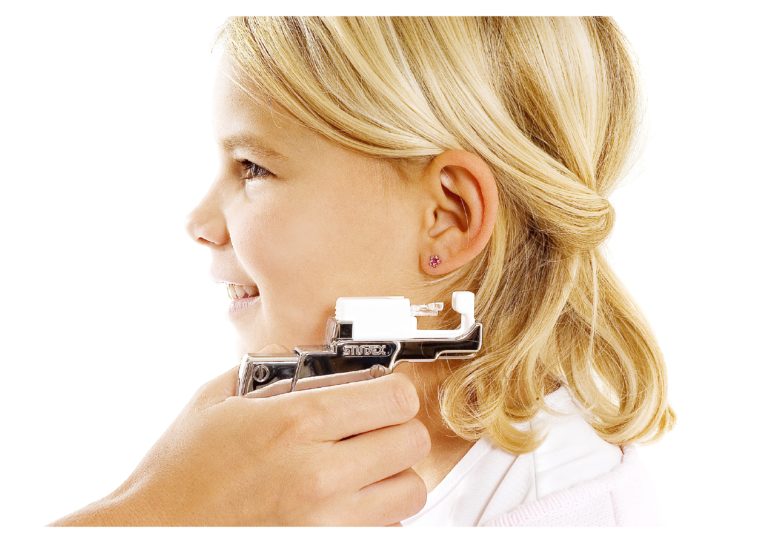 Ohrloch stehen Kindern