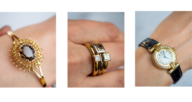 Drei verschiedene Schmuckstücke an weiblichen Handgelenken: ein goldener Armreif, Ringe und eine Armbanduhr mit einem schwarzen Armband.