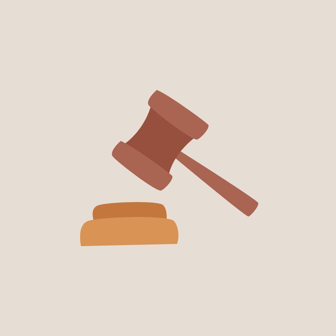 Ein Mallet, der über einem Holzblock schwebt, Symbol für Rechtsprechung.