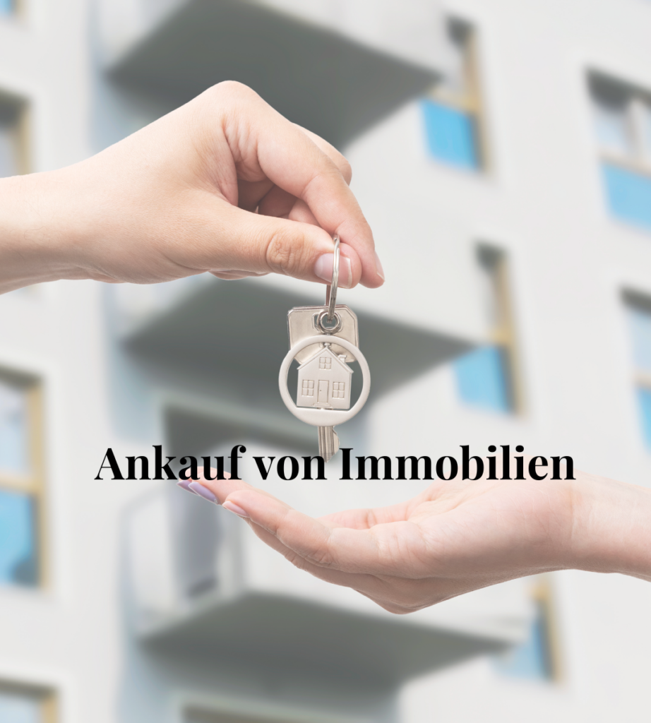 Eine Hand hält einen Schlüssel mit einem Hausanhänger, während eine andere Hand ihn empfängt.