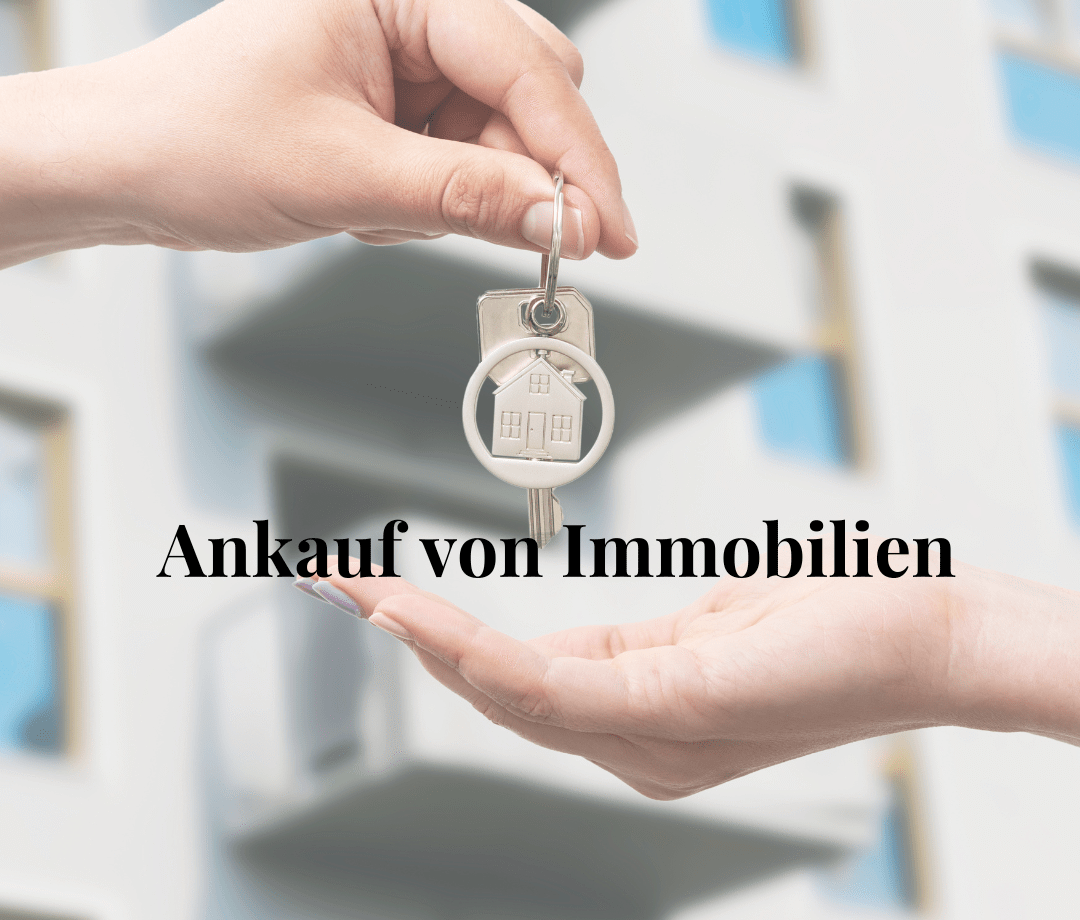 Eine Hand hält einen Schlüssel mit einem Hausanhänger, während eine andere Hand ihn empfängt.