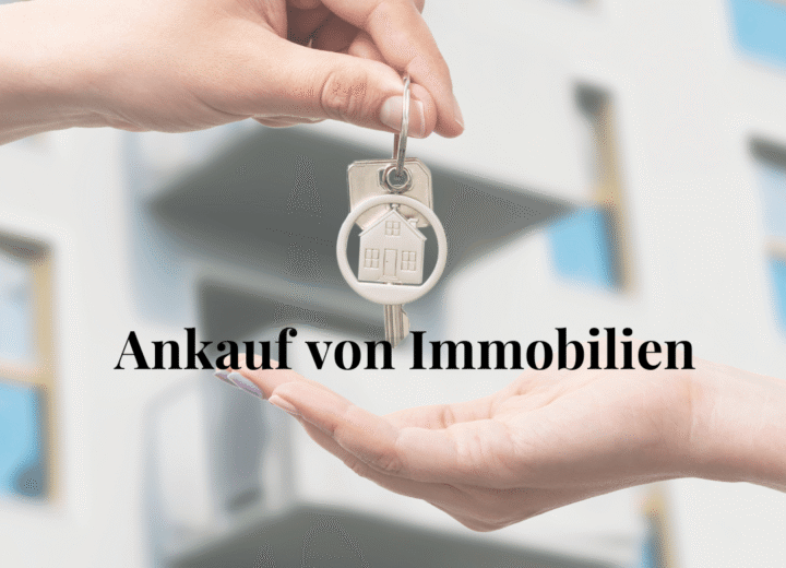 Eine Hand hält einen Schlüssel mit einem Hausanhänger, während eine andere Hand ihn empfängt.